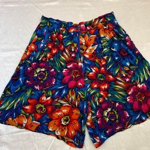 80’s Floral print 100 % vintage women short size large